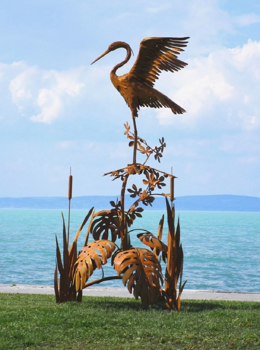 Casa Padrino escultura de jardín de lujo de acero garza en rama oxido 103 x 108 x A. 218 cm - Figura de decoración de jardín hecha a mano - Decoración de jardín de lujo