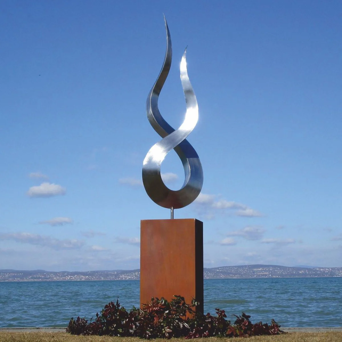 Casa Padrino escultura decorativa de jard¨ªn de metal de lujo llama sobre columna plata / ¨®xido A. 301 cm