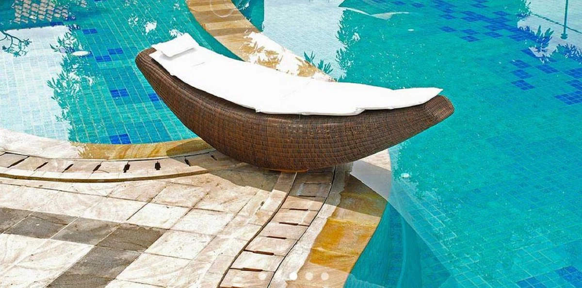 Casa Padrino tumbona mecedora de lujo marron oscuro / blanco 230 x 75 x A. 70 cm - Tumbona de jardín resistente a la intemperie tejida a mano - Tumbona de piscina moderna - Muebles de Jardín de Hotel