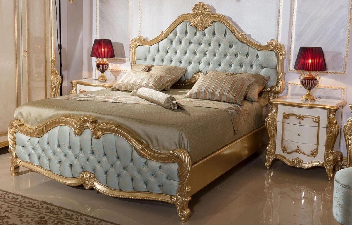 Casa Padrino conjunto de dormitorio barroco de lujo azul claro / blanco / beige / oro - 1 Cama Doble con Cabecera y 2 Mesitas de Noche - Muebles de dormitorio barroco - Noble y Magnífico
