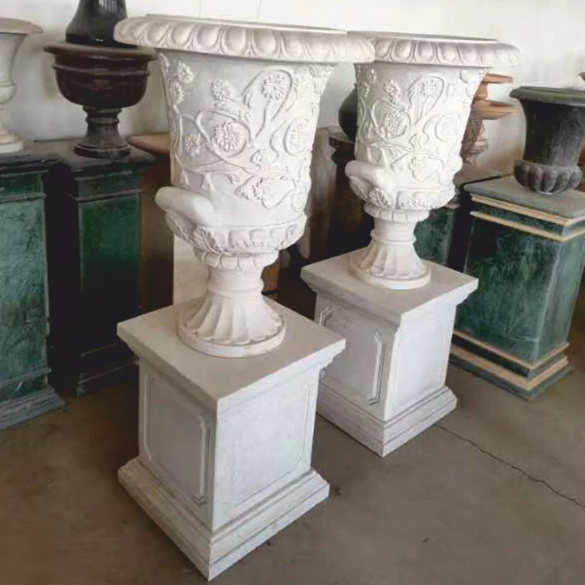 Casa Padrino conjunto de macetas barrocos de lujo de m¨¢rmol sobre pilares de decoraci¨®n de jard¨ªn blanco Al. 150 cm