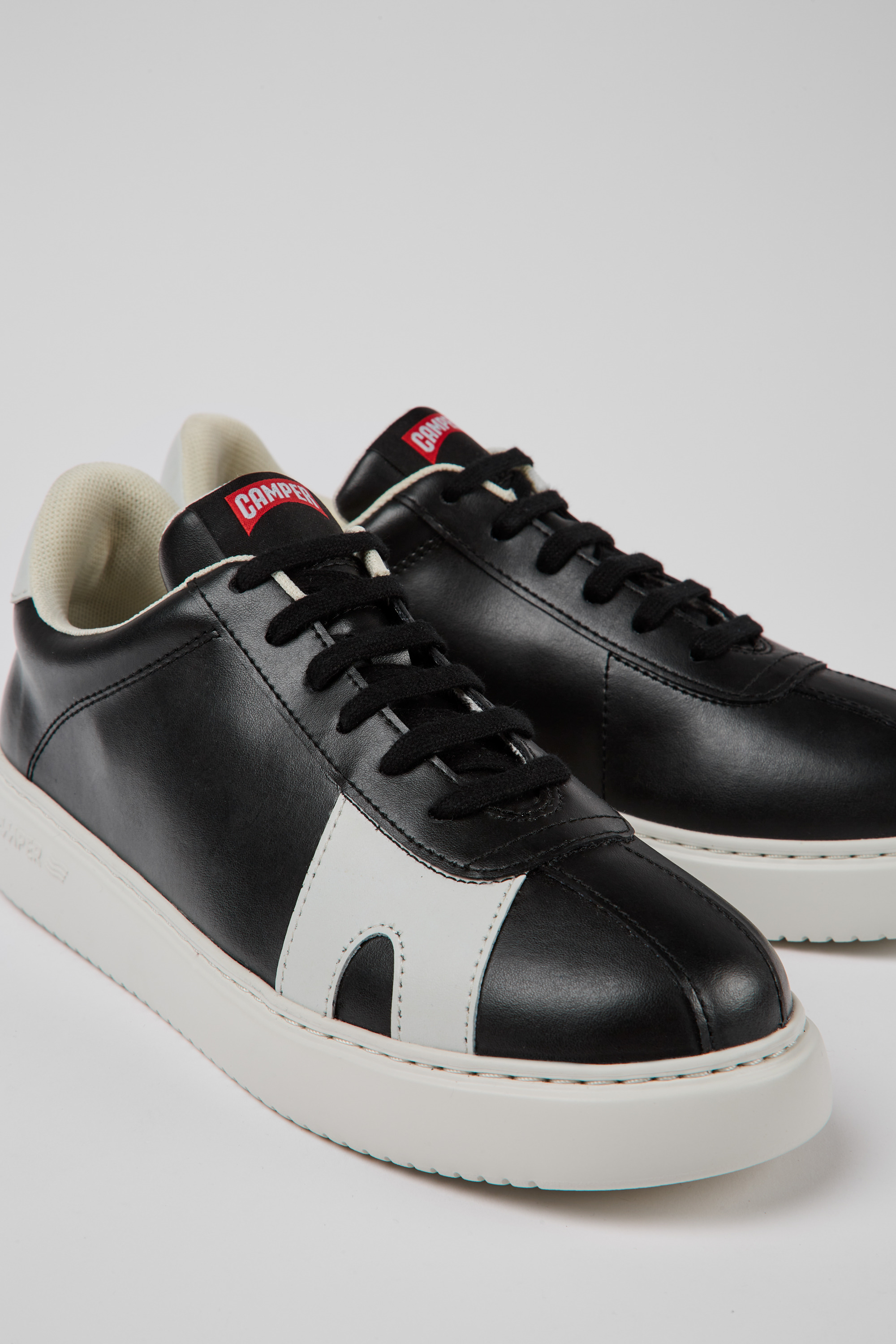 Runner K21 MIRUM - Black and white sneakers for women