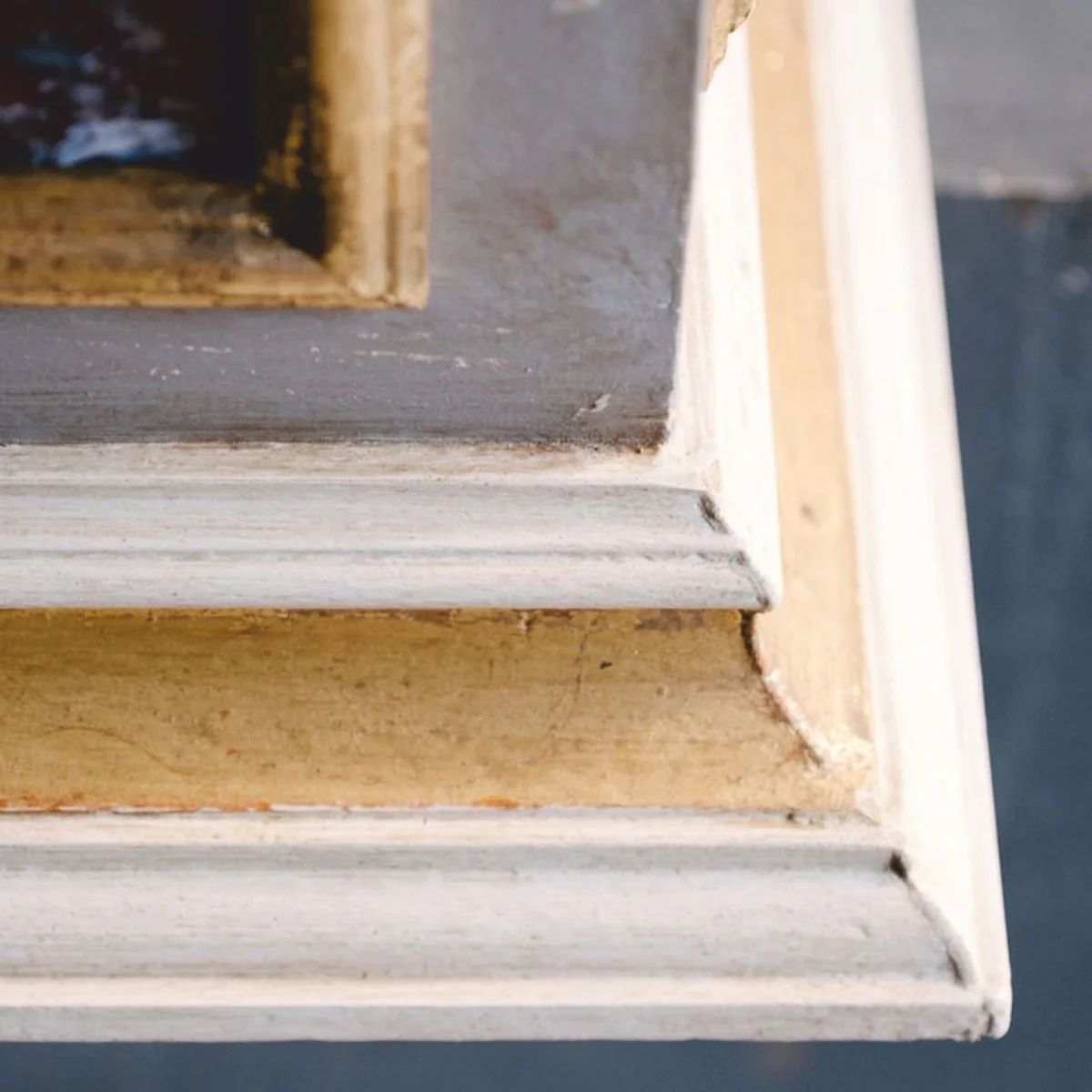 Casa Padrino Columna Barroco de Lujo Gris / Blanco / Oro / Rojo Al. 82 cm - Muebles Barrocos - Hecho en Italia