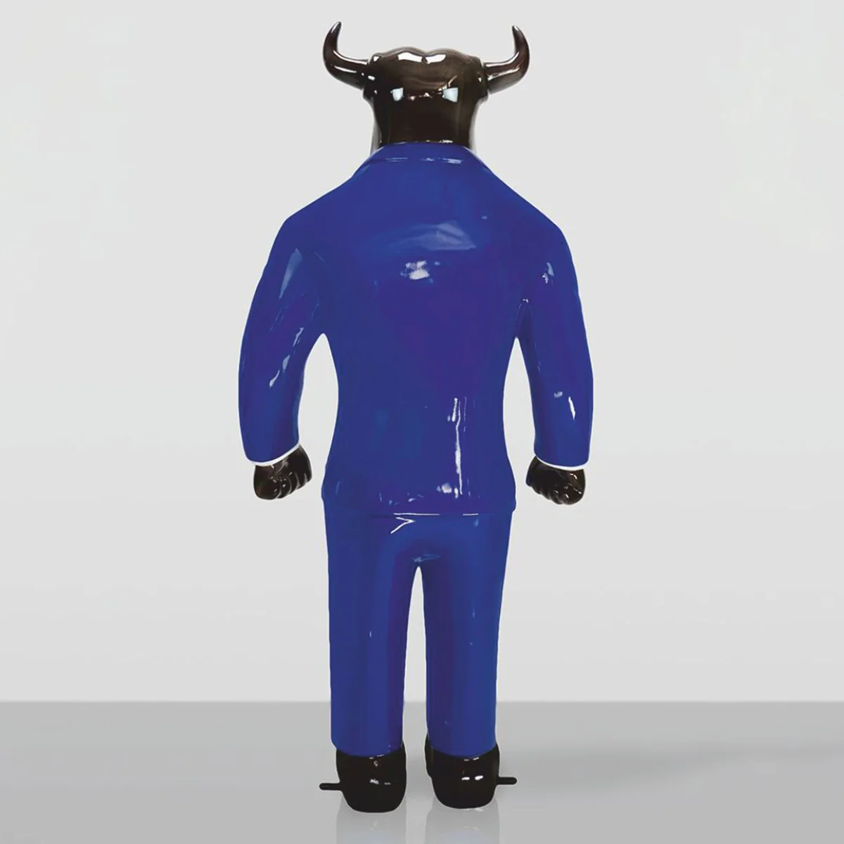 Casa Padrino escultura decorativa XXL toro con traje negro / azul / blanco / oro A. 172 cm