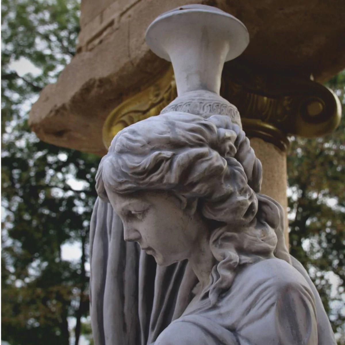 Casa Padrino escultura de jard¨ªn Art Nouveau mujer con jarr¨®n en columna gris A. 244 cm