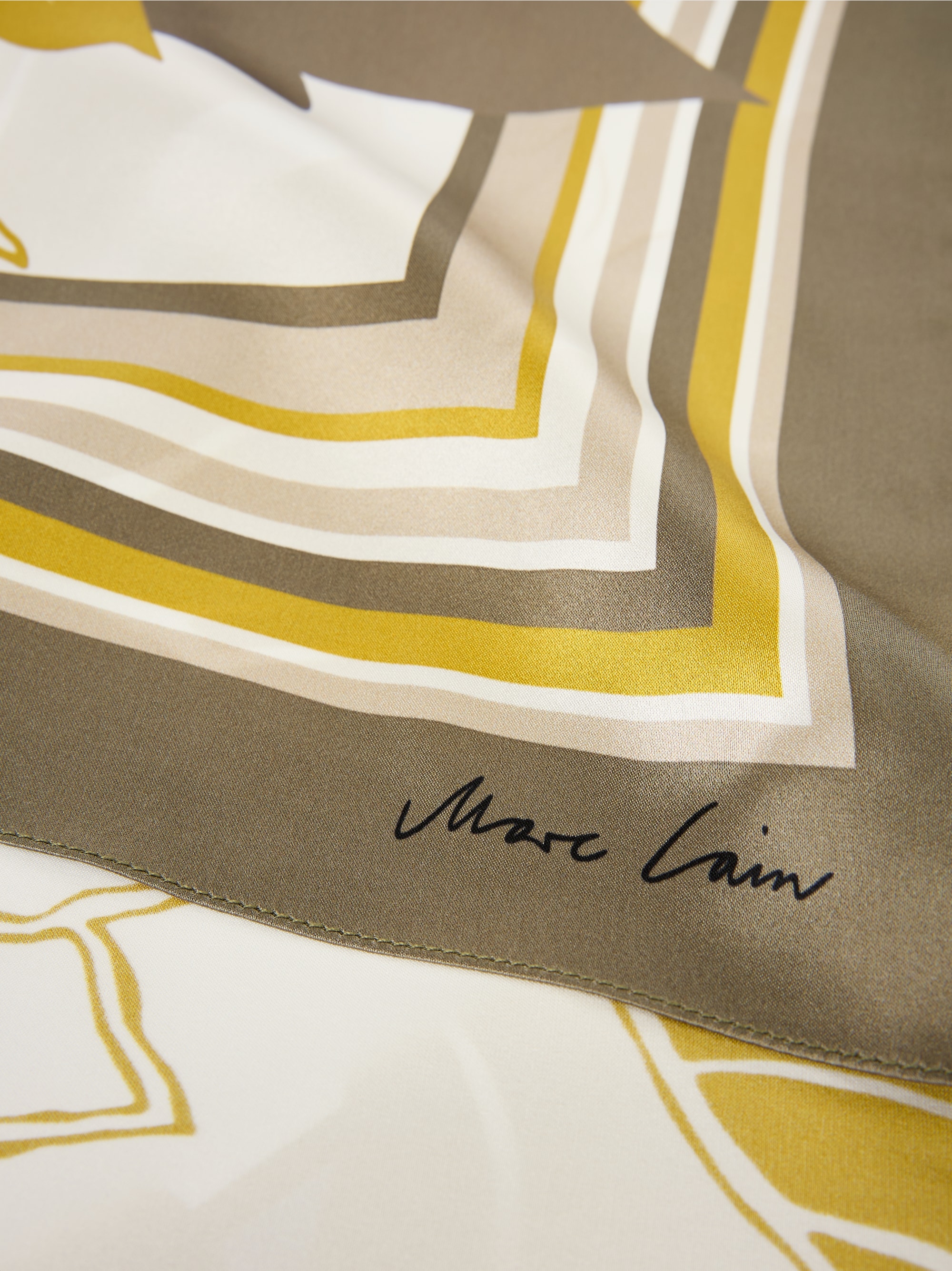 Marc-Cain Elegantly shiny silk scarf
