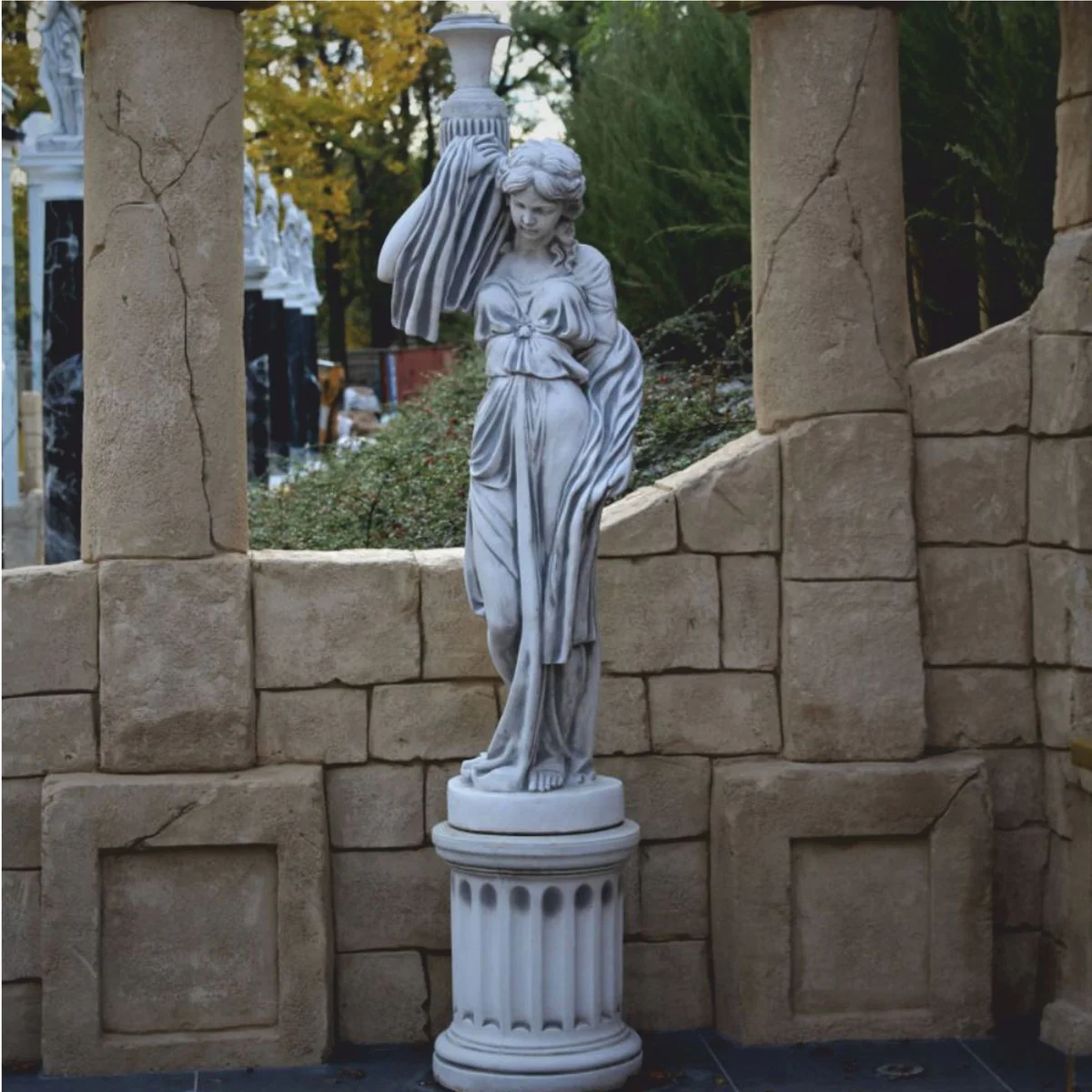 Casa Padrino escultura de jard¨ªn Art Nouveau mujer con jarr¨®n en columna gris A. 244 cm