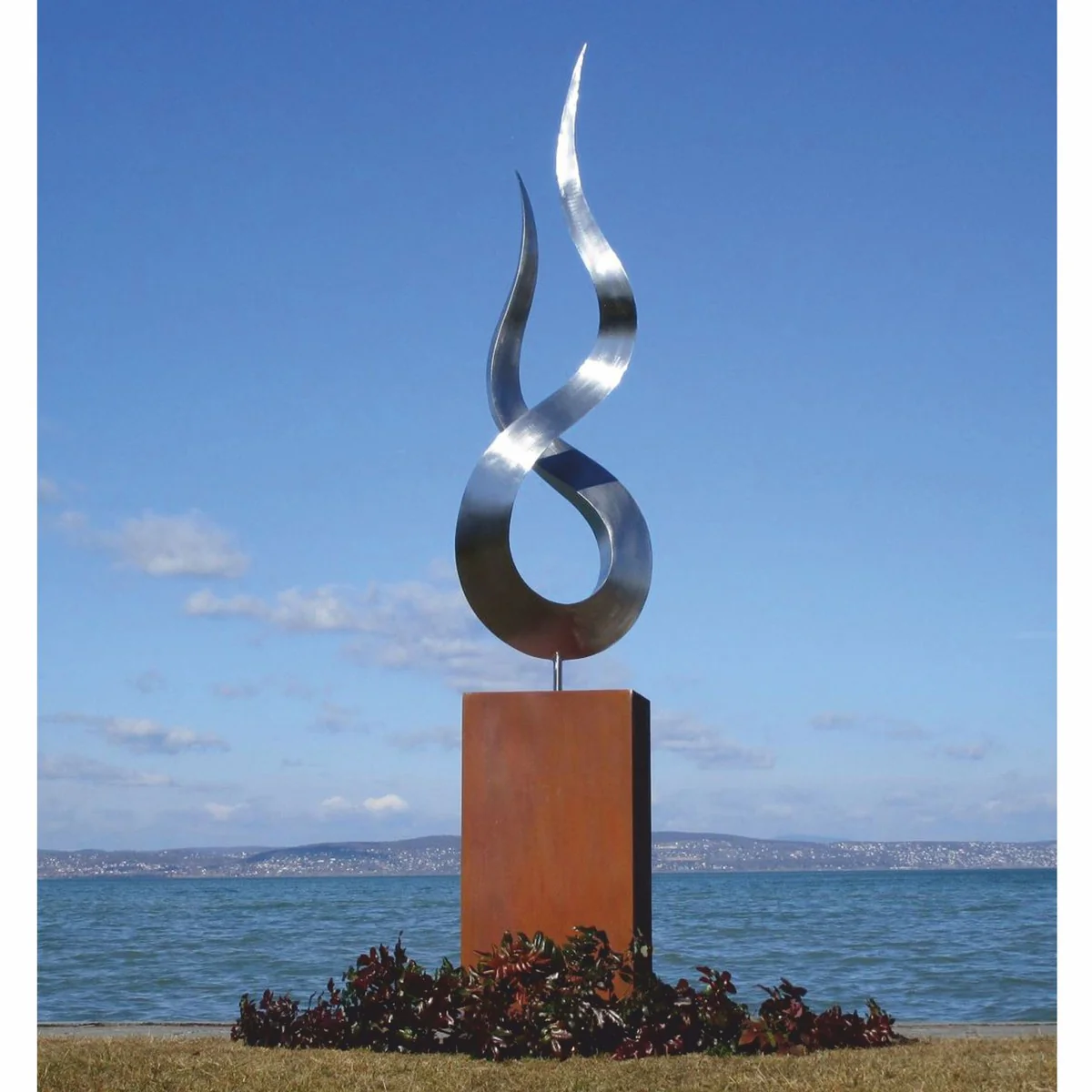 Casa Padrino escultura decorativa de jard¨ªn de metal de lujo llama sobre columna plata / ¨®xido A. 301 cm