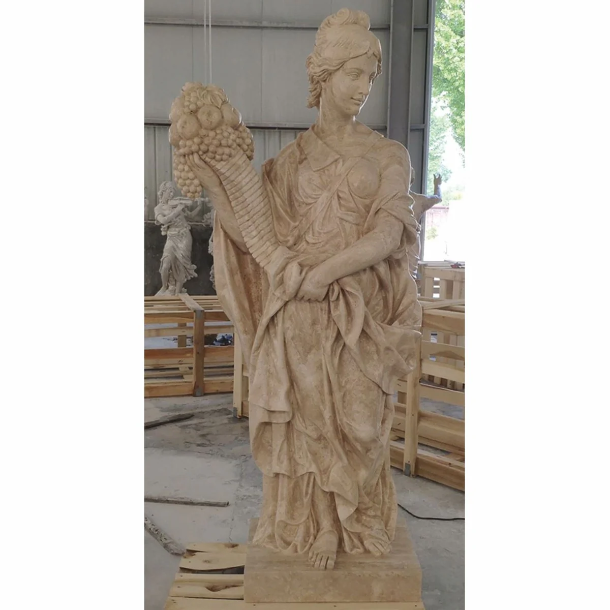 Casa Padrino conjunto de 4 esculturas decorativas de jard¨ªn Art Nouveau de travertino damas beige A. 190 cm