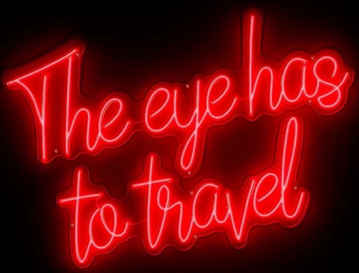 Casa Padrino Letrero de Neón LED de Lujo The Eye Has To Travel Rojo Neon 115 x 2 x A. 90 cm - Letrero LED Deco - Decoración de Pared de Lujo