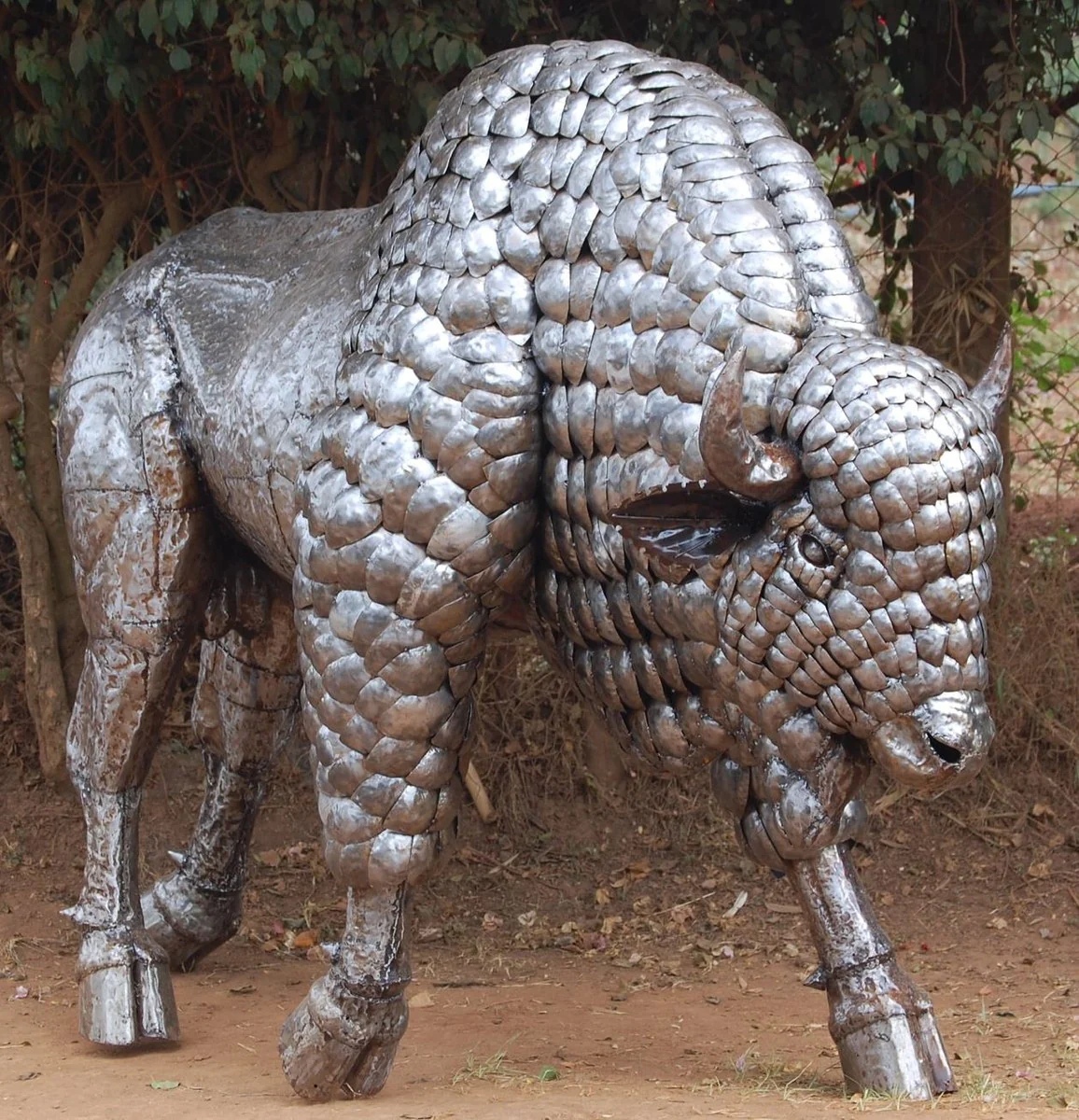 Casa Padrino escultura decorativa de jard¨ªn XXL de lujo bisonte plata 312 x 130 x A. 207 cm - Enorme figura de metal decorativa de jard¨ªn XXL - Accesorios de decoraci¨®n de jard¨ªn de lujo