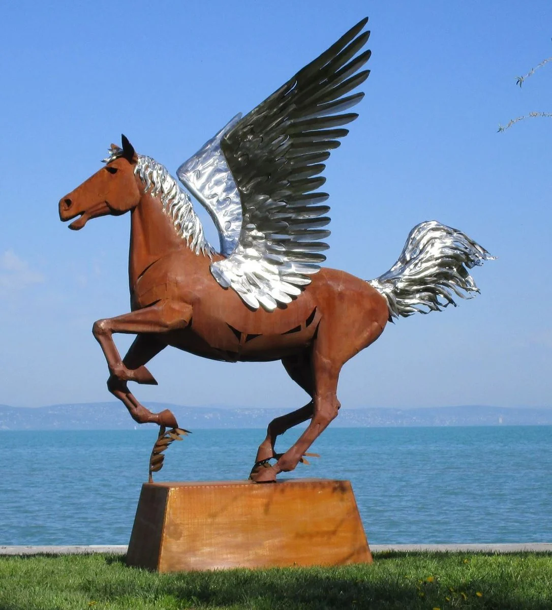 Casa Padrino escultura decorativa de lujo caballo Pegaso con pedestal ¨®xido / plata 288 x 175 x A. 305 cm - Escultura de acero de tama?o natural - Figura decorativa de jard¨ªn enorme