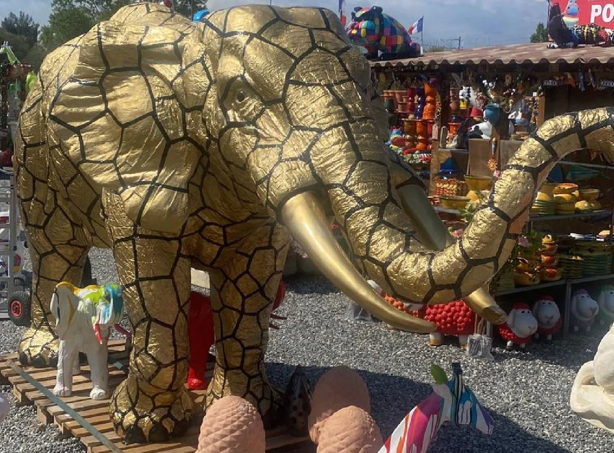 Casa Padrino escultura decorativa de lujo elefante oro / negro 410 x 155 x A. 223 cm - Escultura XXL para decoración de jardín enorme - Figura XXL para decoración de jardín de tamaño natural