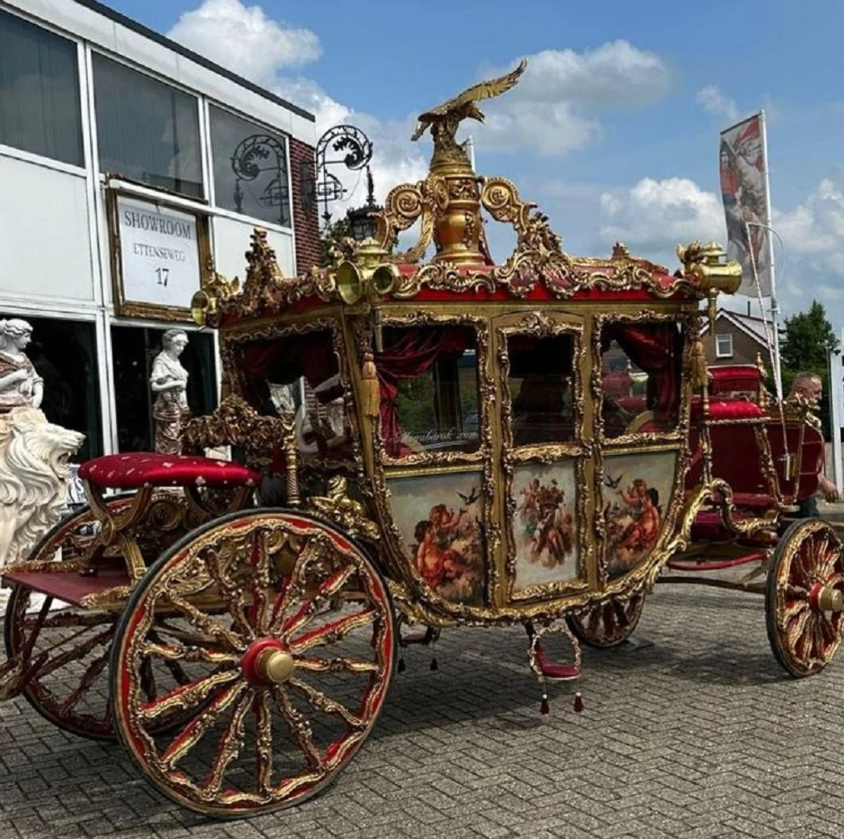 Casa Padrino carruaje barroco tirado por caballos rojo / oro - Magnífico carruaje de estilo barroco - Carruaje nupcial barroco hecho a mano - Carruaje real barroco - Muebles barrocos