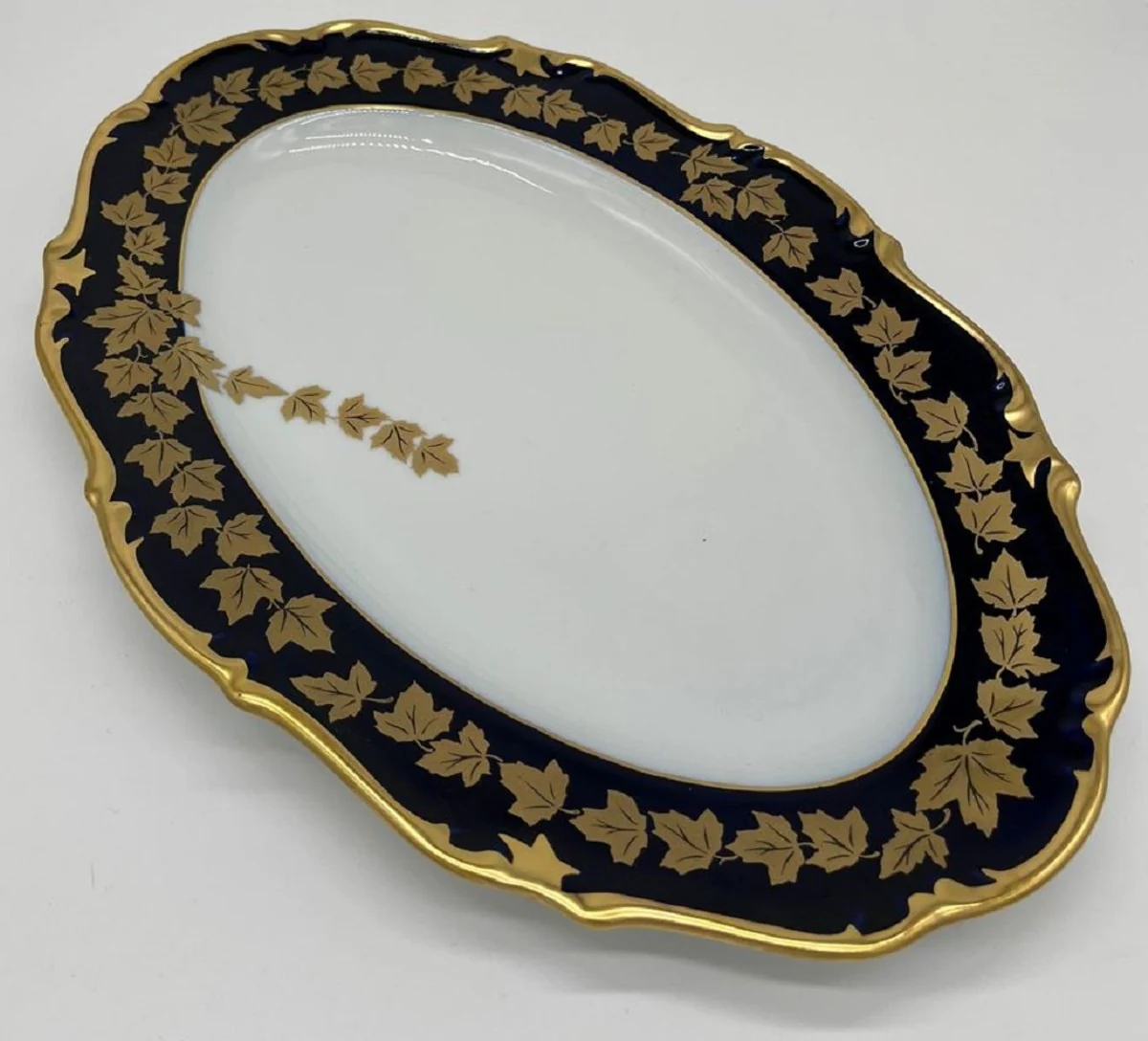 Casa Padrino Plato de Porcelana Barroco de Lujo Blanco / Azul Oscuro / Oro 38 cm - Plato de Servir Ovalado - Accesorios de Porcelana Barroco de Lujo - Reichenbach Porzellan - Hecho en Alemania