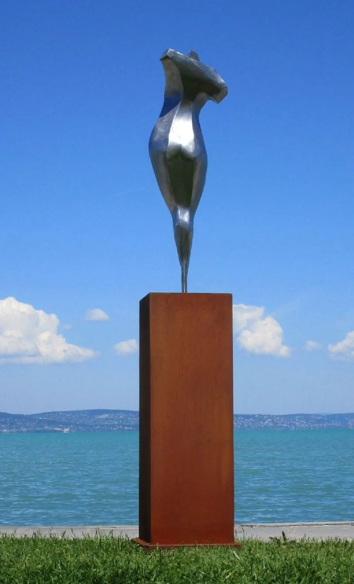 Casa Padrino escultura de metal de decoraci¨®n de jard¨ªn XXL mujer sobre columna plata / ¨®xido A. 205 cm