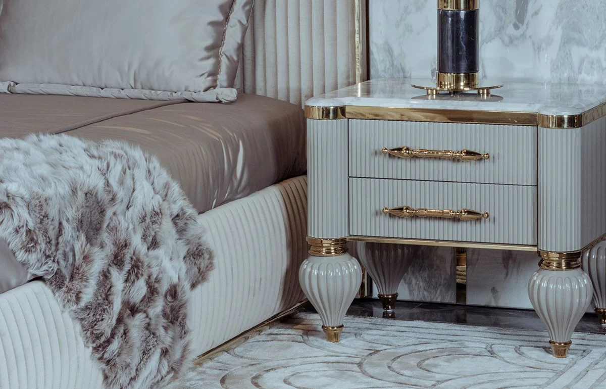 Casa Padrino mesita de noche Art Deco de lujo gris / blanco / oro 64 x 51 x A. 59 cm - Magn¨ªfica mesita de noche de madera maciza con 2 cajones - Muebles de Dormitorio y Hotel Art Deco de Lujo