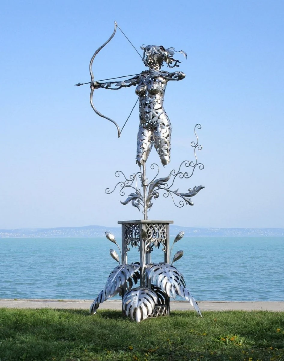 Casa Padrino escultura de jardín de acero inoxidable de lujo mujer con arco plata 160 x 100 x A. 328 cm - Decoración de jardín hecha a mano resistente a la intemperie - Colección de Lujo