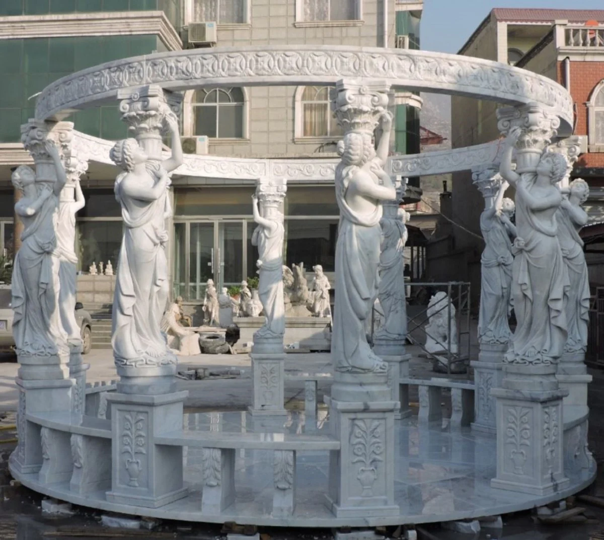 Casa Padrino pabellón de jardín Art Nouveau de lujo blanco Ø 500 x H. 300 cm - Pabellón de mármol redondo con estatuas nobles y bancos integrados - Magnífica Decoración de Jardín Barroco y Art Nouveau