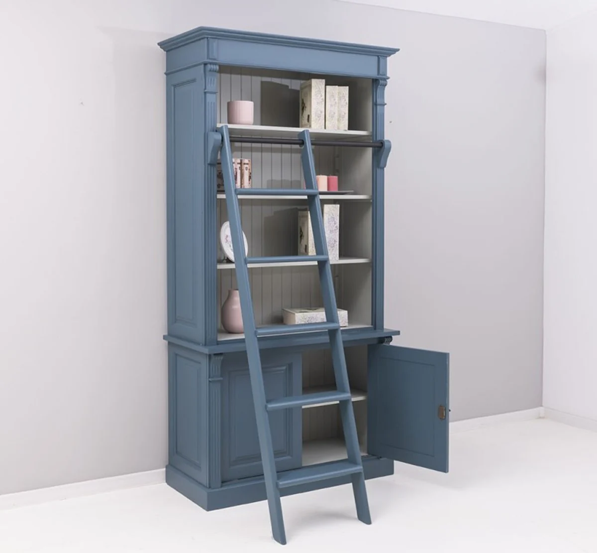 Casa Padrino librer¨ªa estilo casa de campo con escalera acero azul