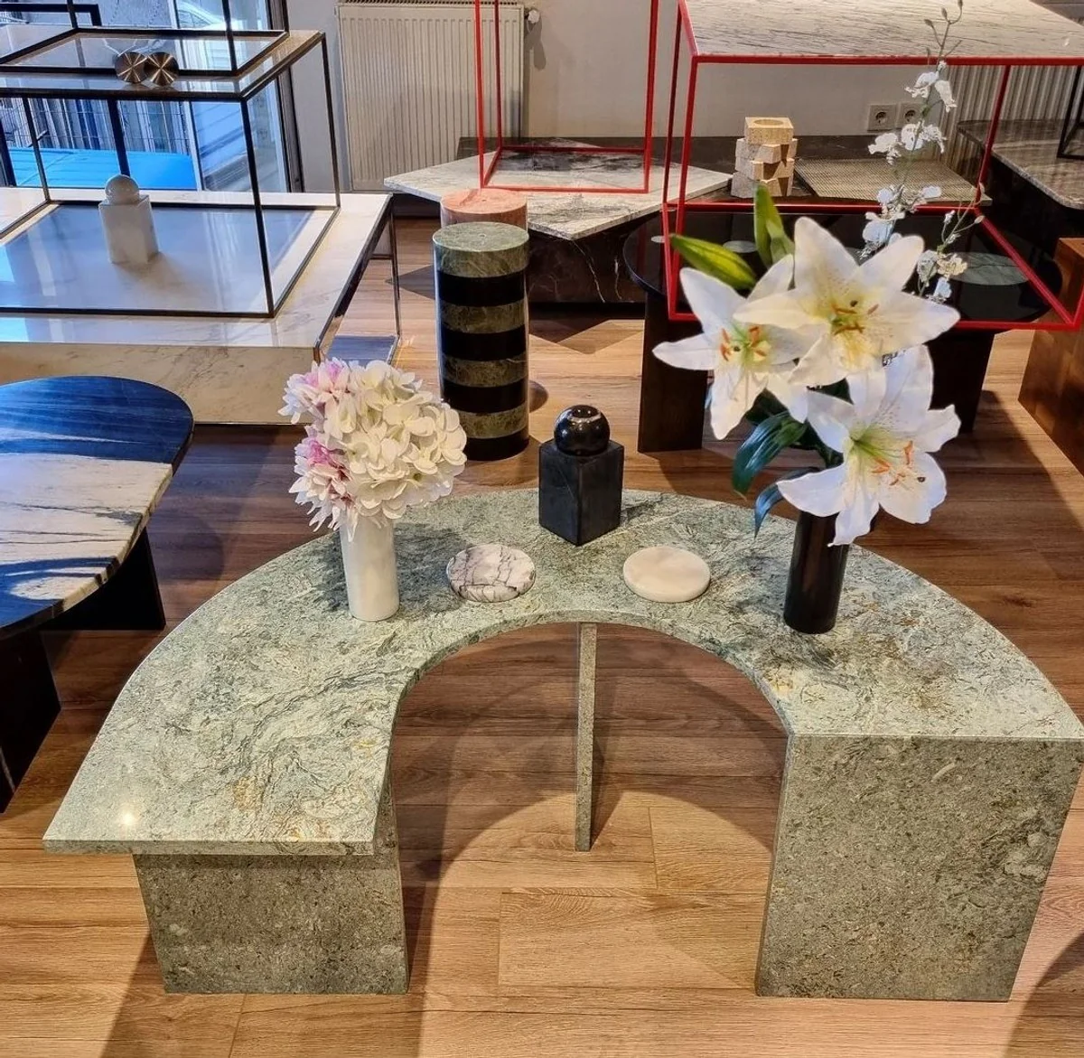 Casa Padrino mesa de centro de lujo gris 100 x A. 40 cm - Mesa de centro de m¨¢rmol curvada - Muebles de sal¨®n - Muebles de lujo - Muebles de m¨¢rmol - Interior de lujo - Interior de sal¨®n