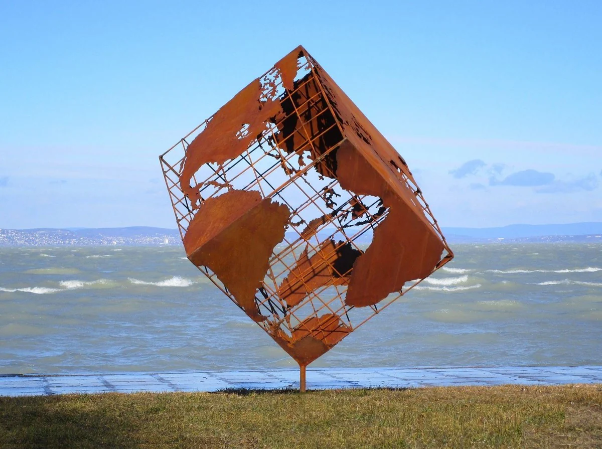 Casa Padrino escultura de jardín de acero de lujo cubo de tierra óxido 152 x 130 x A. 170 cm - Decoración de jardín hecha a mano resistente a la intemperie - Colección de Lujo