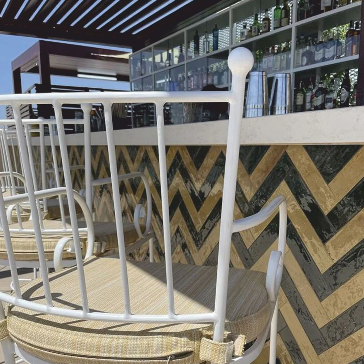 Casa Padrino silla de bar de lujo Art Nouveau de hierro forjado con reposabrazos blanco / beige A. 117 cm