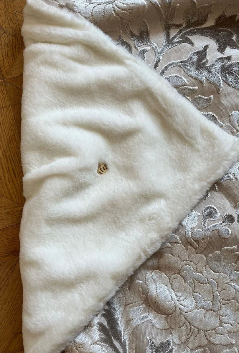 Manta de lujo Pomp??s de Casa Padrino crema patr¨®n de Harald Gl??ckler con un noble tejido de patr¨®n de ramo