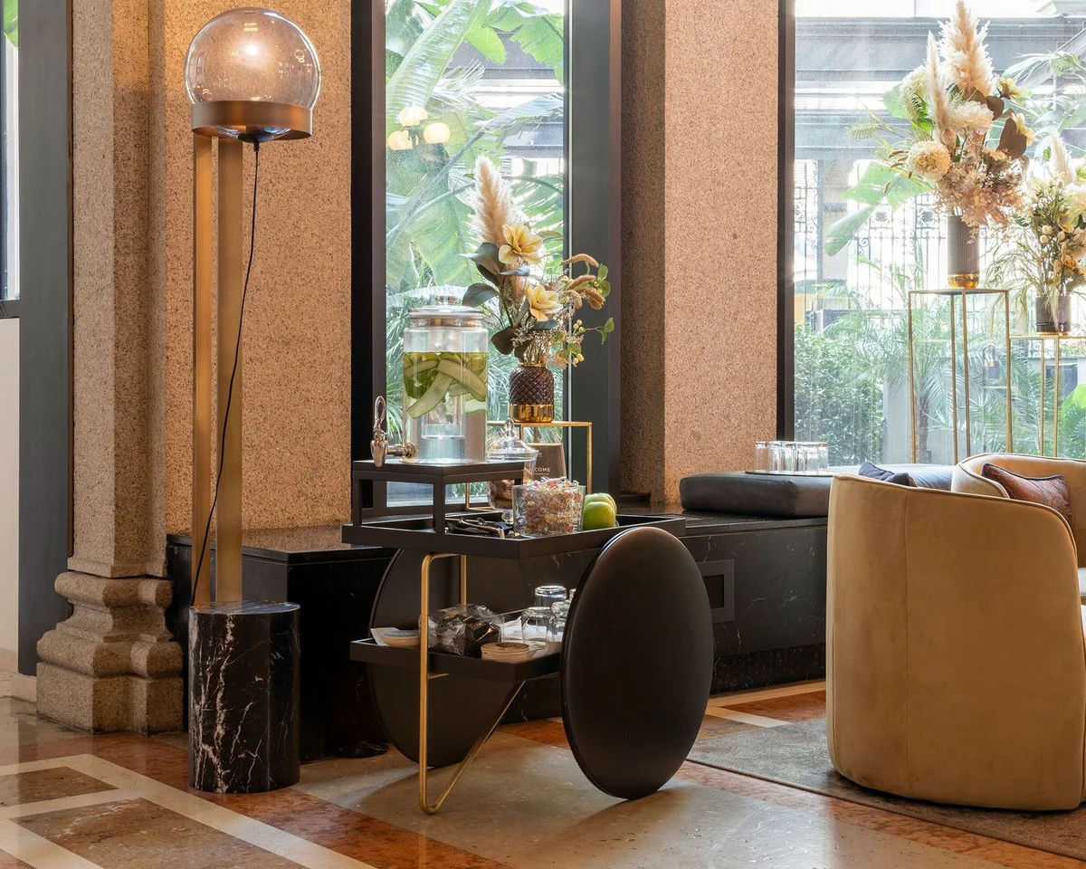 Casa Padrino Mesa Auxiliar de Lujo con Ruedas Negro / Oro - Hecho en Italia