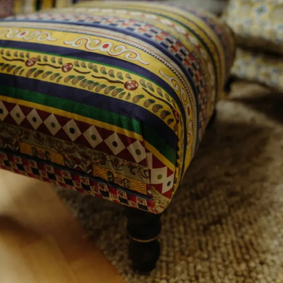 Casa Padrino Reposapi¨¦s de Lujo con Rayas Multicolor / Negro 77 x 55 x A. 45 cm - Taburete Rectangular de Terciopelo - Muebles de Sal¨®n - Muebles de Hotel - Muebles de Lujo - Int¨¦rieur de Lujo