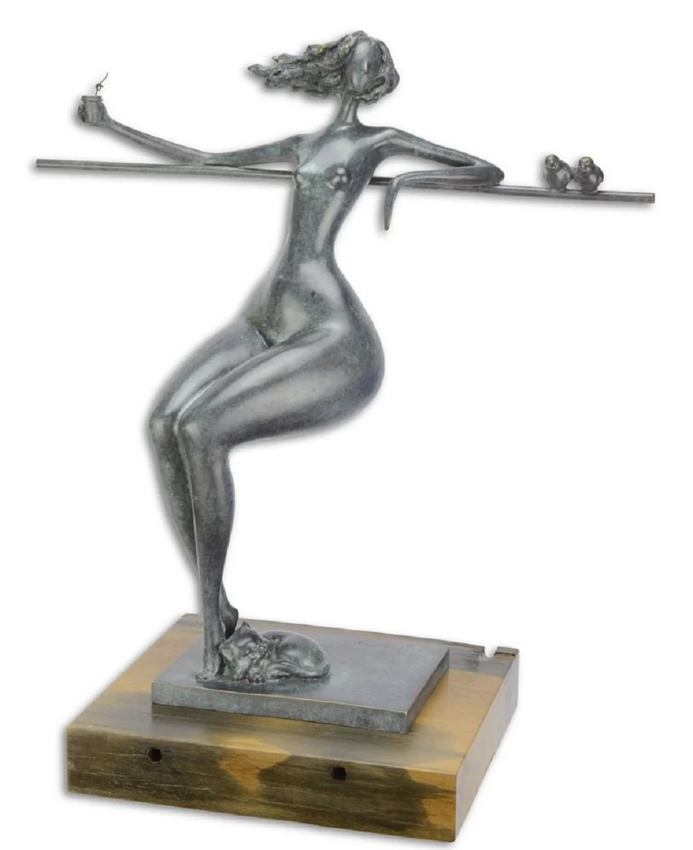 Casa Padrino figura de bronce diseñador mujer relajante azul / oro / natural 47 x 26,3 x H. 51,4 cm - Escultura de Bronce Decoración de Lujo con Base de Madera