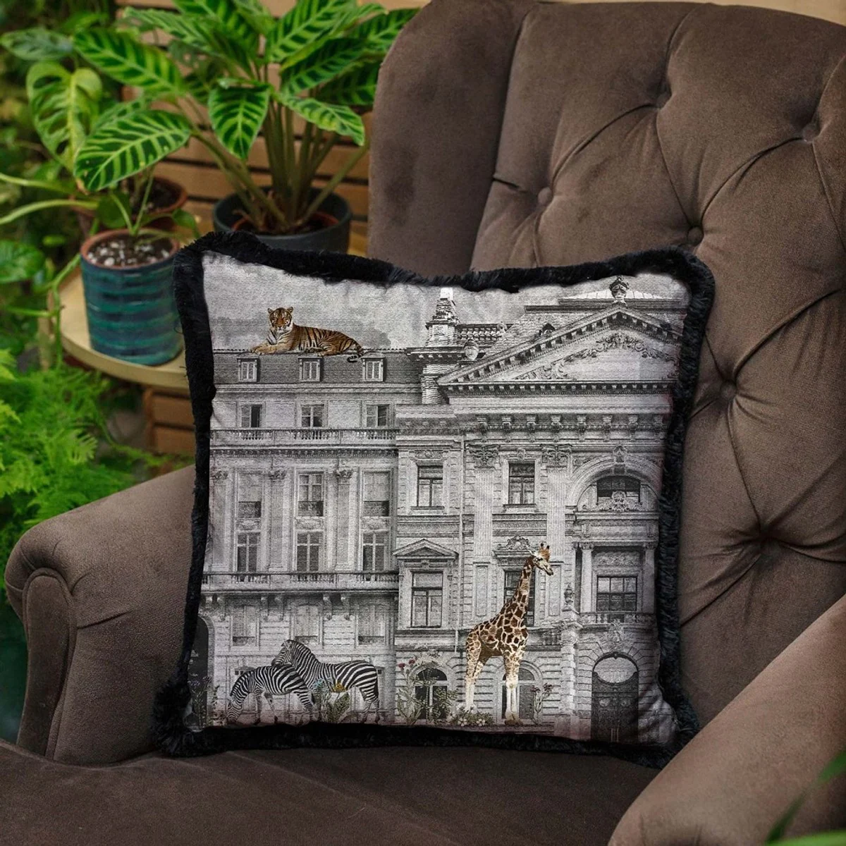 Casa Padrino cojín decorativa de lujo magnífica casa y animales gris / multicolor / negro 45 x 45 cm - Almohada de terciopelo estampado con flecos - Accesorios decorativos de lujo