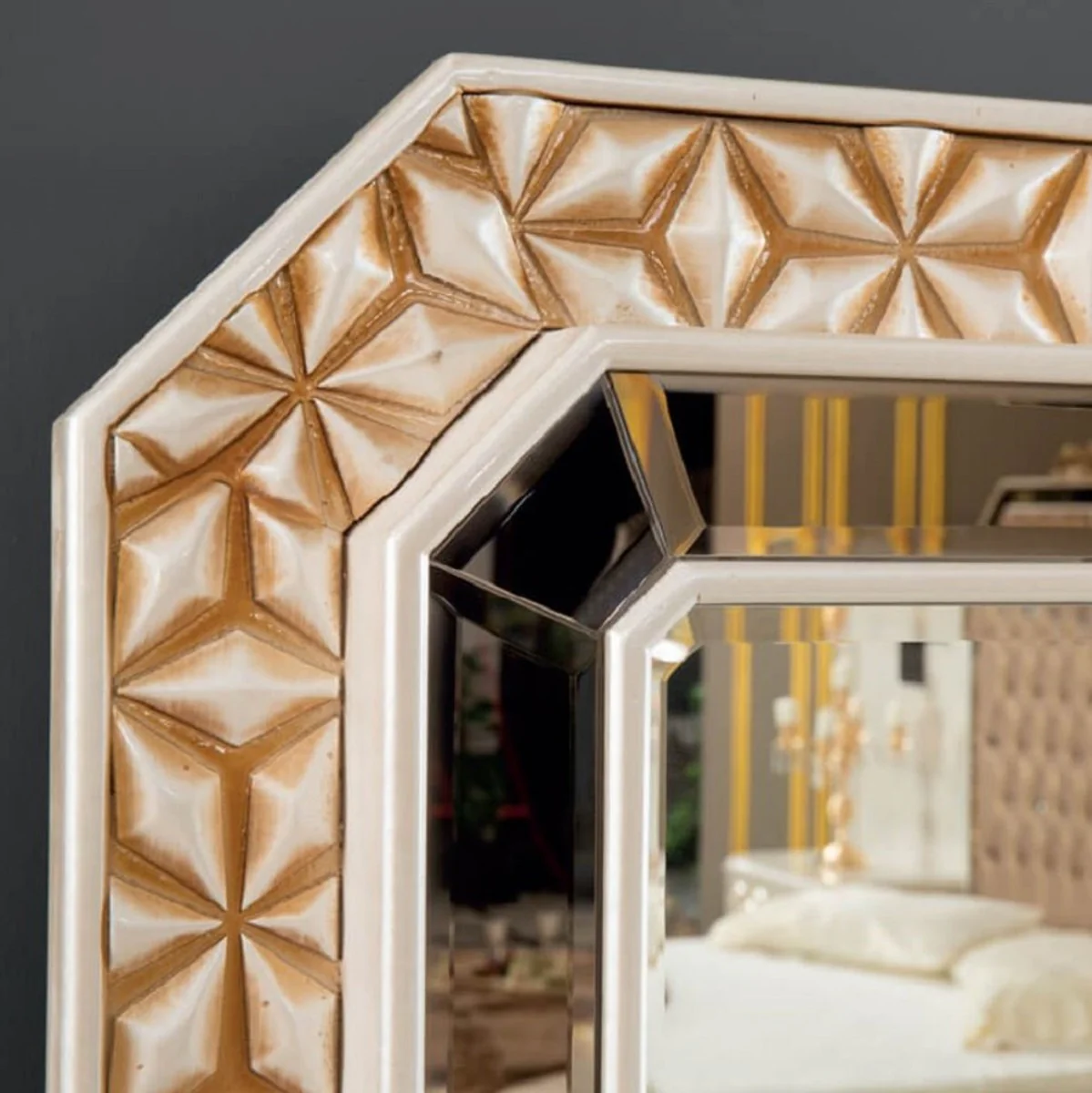 Casa Padrino cómoda de dormitorio barroco de lujo con espejo blanco / oro - Muebles de dormitorio barrocos - Noble y Magnífico