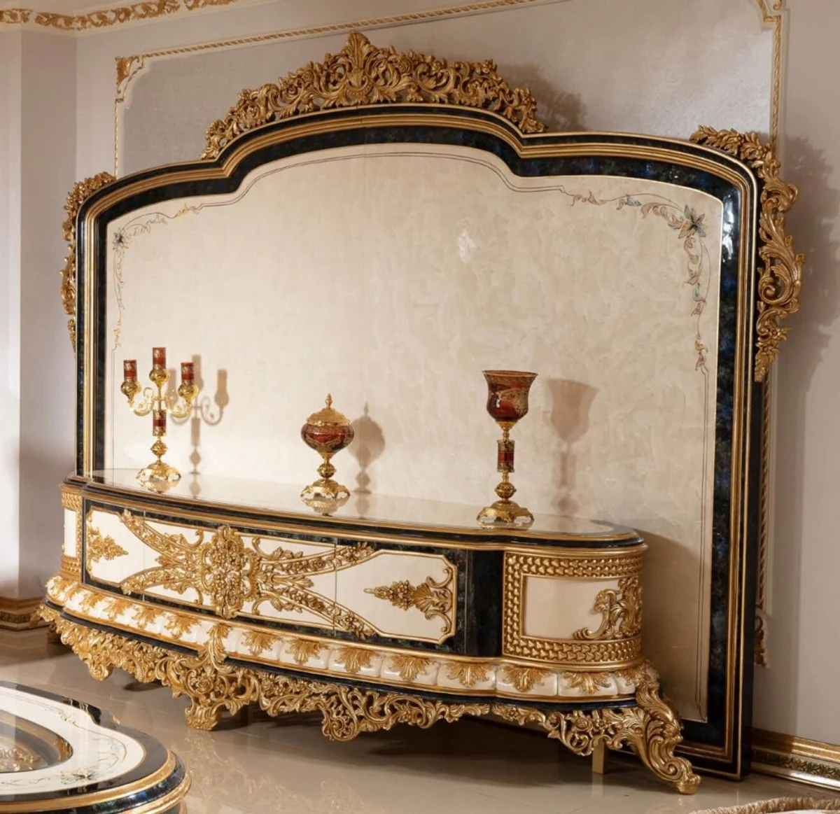 Casa Padrino armario de TV barroco de lujo blanco / azul / oro - Magn¨ªfico aparador de sal¨®n con pared trasera - Muebles de sal¨®n barrocos - Noble y Magn¨ªfico