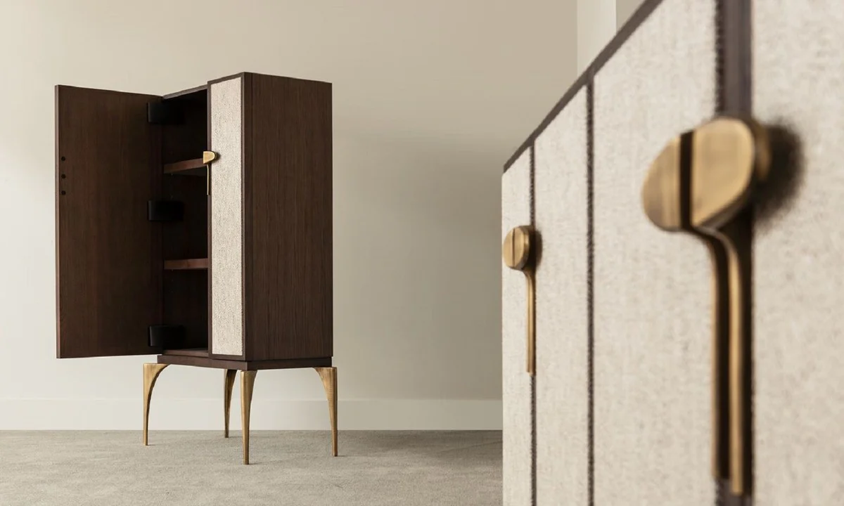 Casa Padrino armario bar de dise?o marr¨®n / gris / lat¨®n 90 x 50 x A. 160 cm - Armario de madera maciza con 2 puertas - Muebles de sala de estar - Muebles de Hotel - Colecci¨®n de Lujo