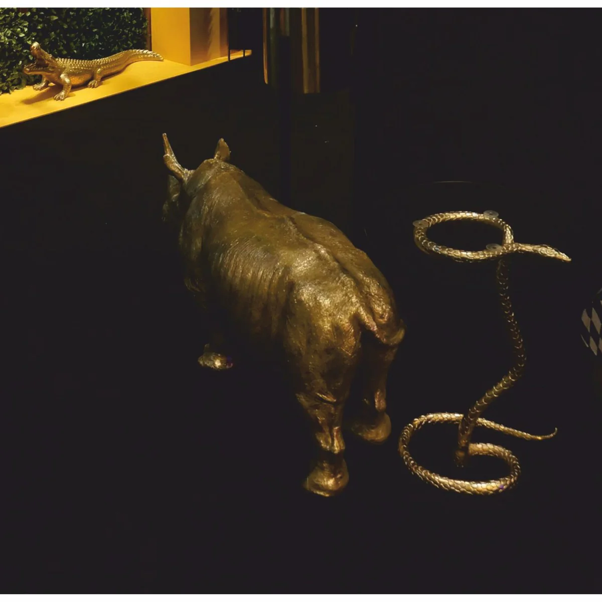 Casa Padrino mesa auxiliar de lujo de resina sint¨¦tica con tapa de vidrio serpiente oro ? 46 x A. 59 cm