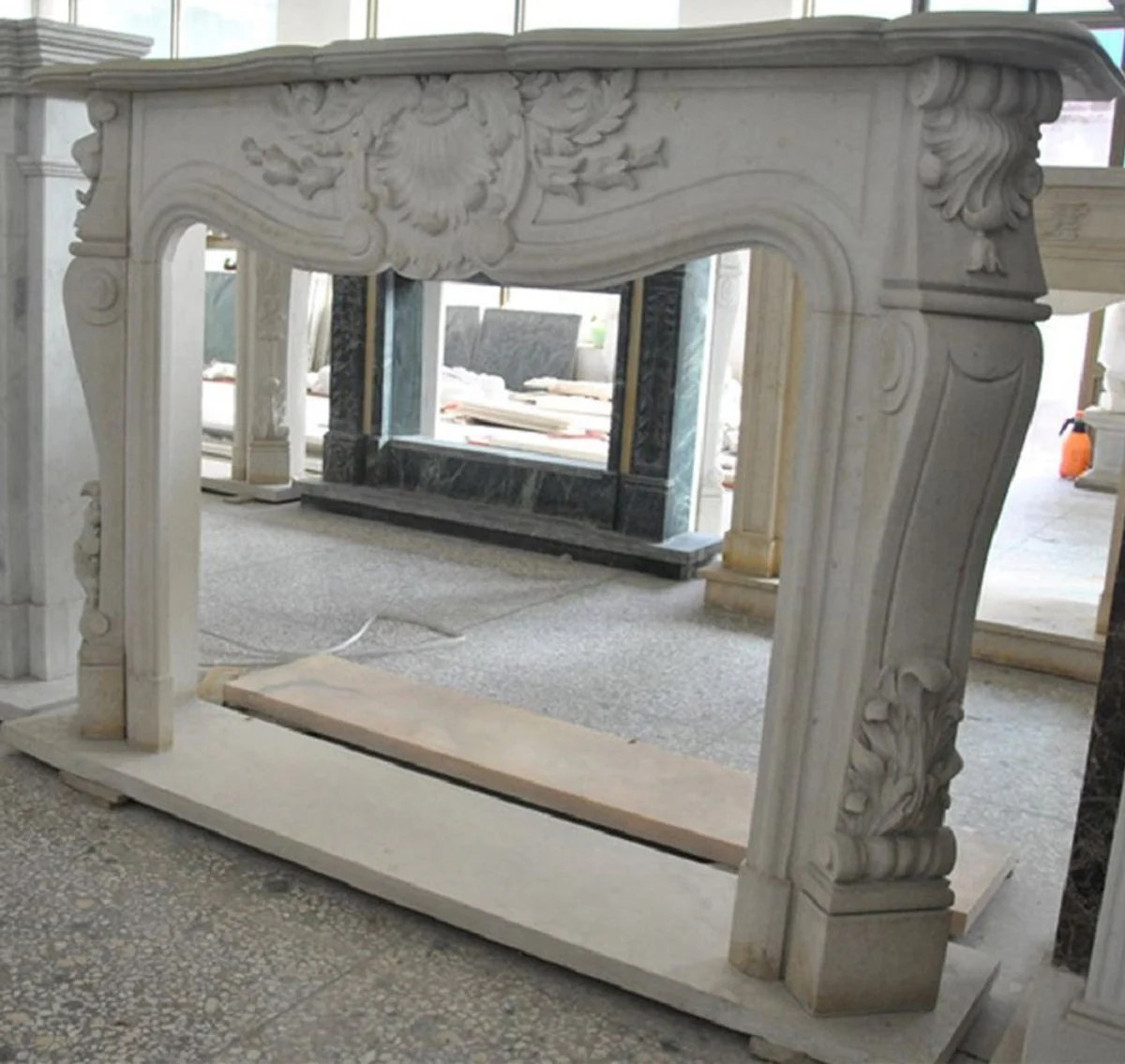 Casa Padrino marco de chimenea barroco de lujo beige 150 x 30 x A. 120 cm - Marco de chimenea de m¨¢rmol de alta calidad barroco - Accesorios decorativos de chimenea barroco - Noble y Magn¨ªfico