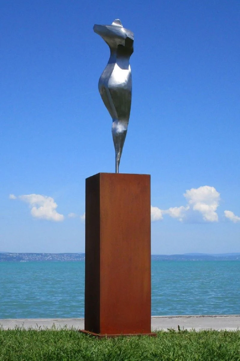 Casa Padrino escultura de metal de decoraci¨®n de jard¨ªn XXL mujer sobre columna plata / ¨®xido A. 205 cm