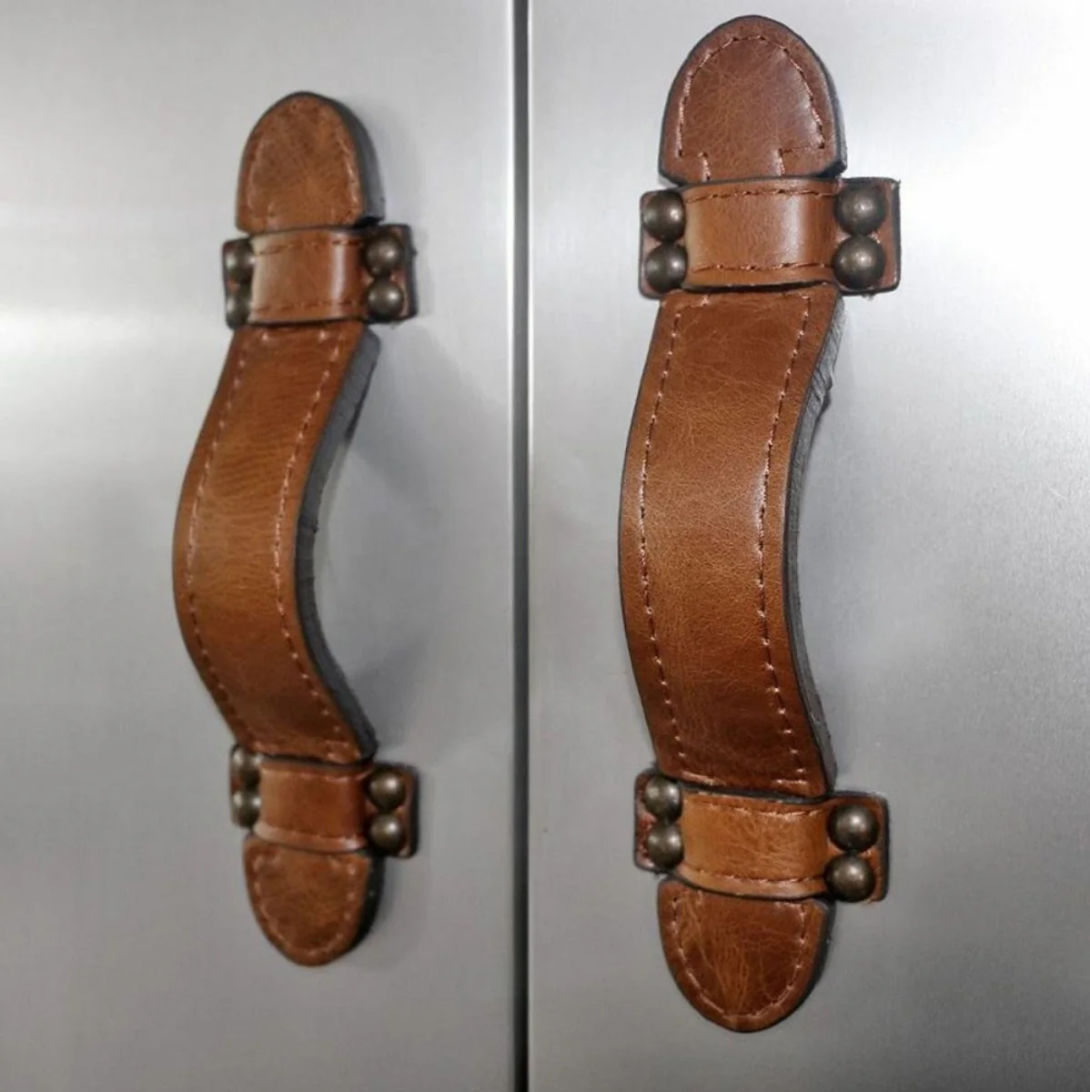 Casa Padrino armario de vino de lujo plata / marr¨®n 63 x 52 x A. 130 cm - Gabinete de aluminio con cuero aut¨¦ntico - Mueble bar con dise?o de maleta - Muebles de bar de lujo