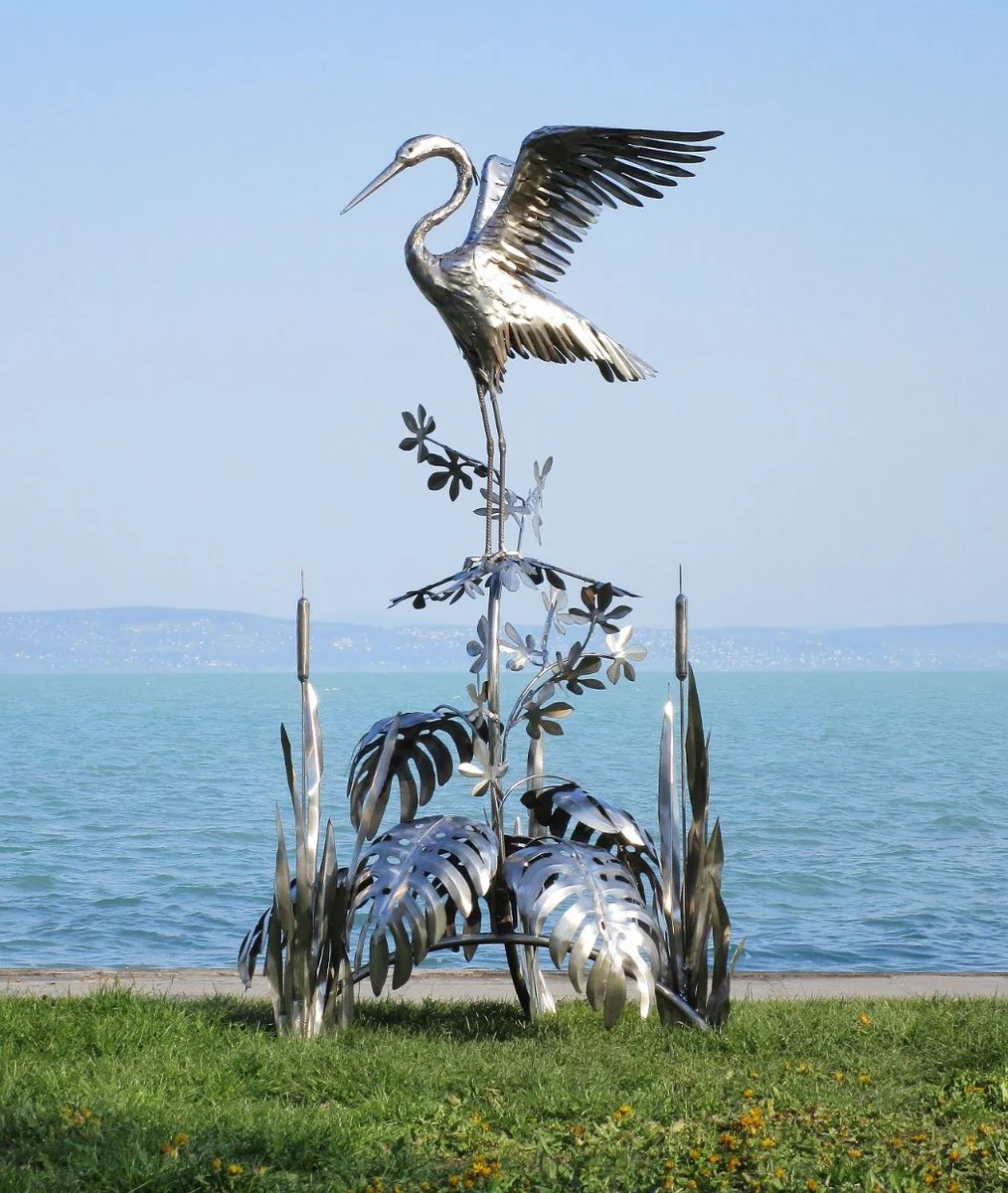 Casa Padrino escultura de jardín de lujo de acero inoxidable garza en rama plata 103 x 108 x A. 218 cm - Figura de decoración de jardín hecha a mano - Decoración de jardín de lujo