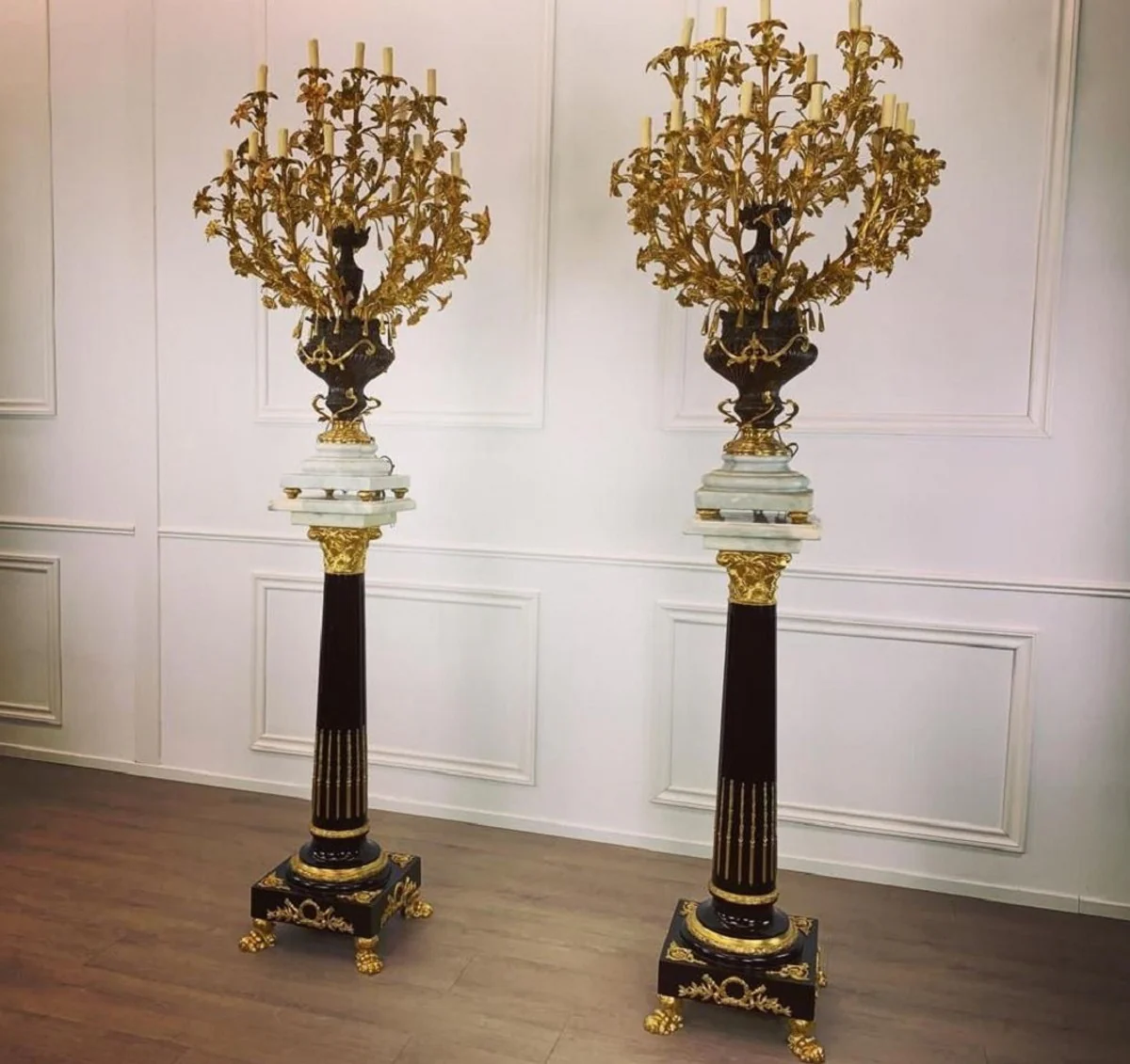 Casa Padrino conjunto de ara?a de mesa barroco con columnas negro / oro / blanco - Magn¨ªficas columnas decorativas de estilo barroco con ara?a - Accesorios decorativos barrocos - Muebles barrocos