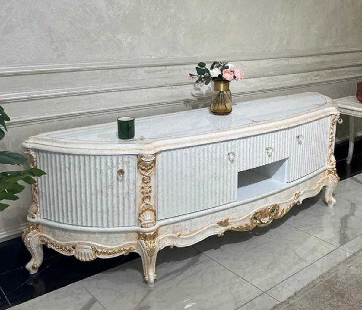 Casa Padrino gabinete TV barroco de lujo blanco / oro - Magn¨ªfico aparador de madera maciza con 4 puertas y caj¨®n - Muebles de sal¨®n barrocos