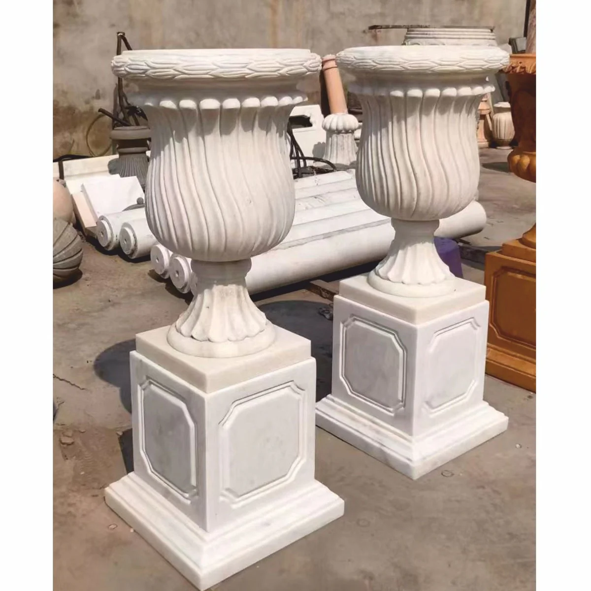 Casa Padrino conjunto de macetas barrocos de lujo de m¨¢rmol sobre pilares de decoraci¨®n de jard¨ªn blanco Al. 105 cm