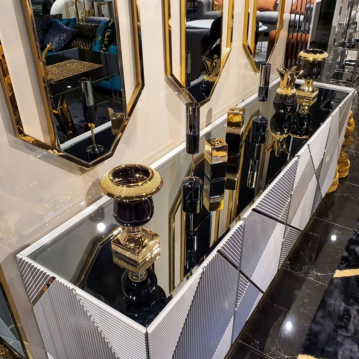 Casa Padrino conjunto de muebles de lujo blanco-gris / oro - 1 Aparador con 4 Puertas y 3 Espejos de Pared - Muebles de Sal¨®n - Calidad de Lujo