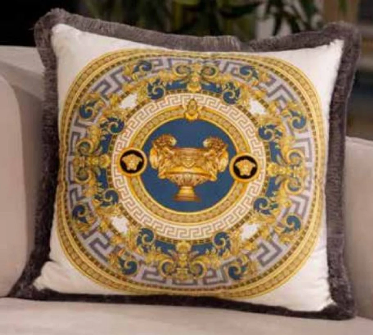 Casa Padrino almohada de terciopelo barroco de lujo jarrón con leones blanco / oro / gris 45 x 45 cm - Almohada decorativa estampada con flecos - Accesorios Decorativos Barrocos
