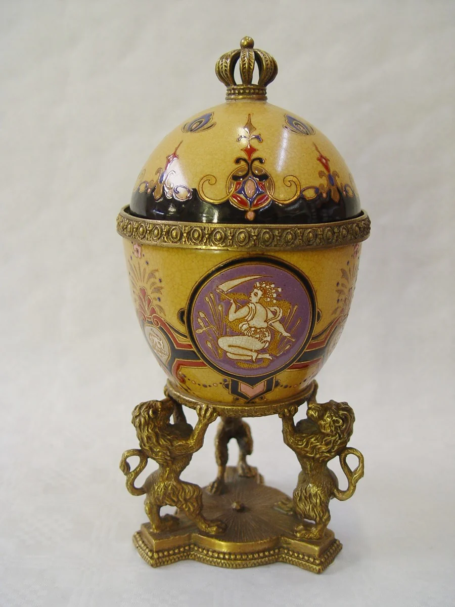 Casa Padrino Huevo barroco de porcelana con león de latón - Real - Decoración residencial adornada