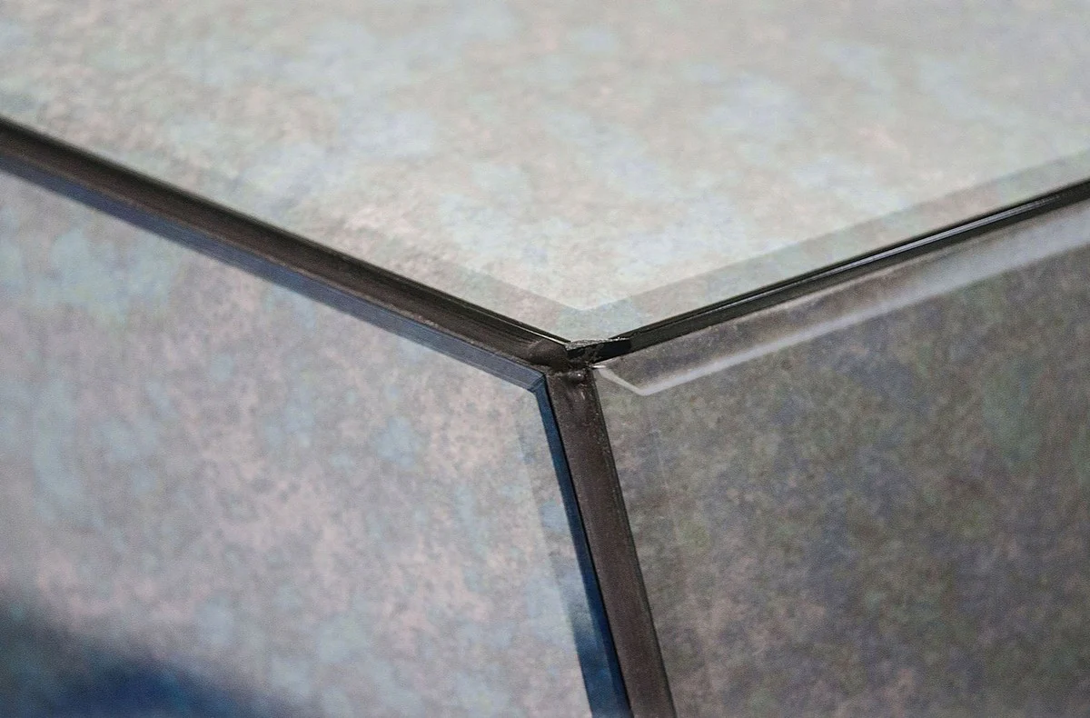 Casa Padrino mesa auxiliar de diseño con espejo antiguo de cristal de 65 x 50 x H. 60 cm - colección de diseño