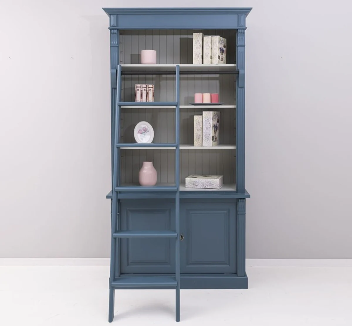 Casa Padrino librer¨ªa estilo casa de campo con escalera acero azul