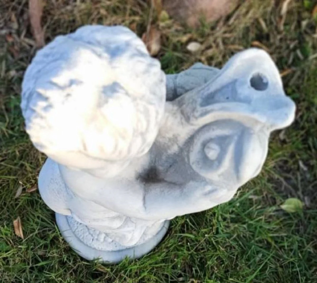 Casa Padrino escultura de gárgola Art Nouveau niño con pez gris A. 48 cm - Elegante figura de piedra de gárgola - Accesorios de Decoración de Jardín Barroco y Art Nouveau