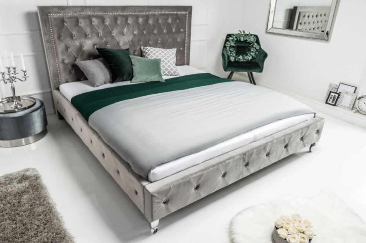 Casa Padrino cama doble Chesterfield de terciopelo gris plata / plata 190 x 215 x A. 130 cm - Cama de madera maciza con cabecero - Muebles de Dormitorio Chesterfield